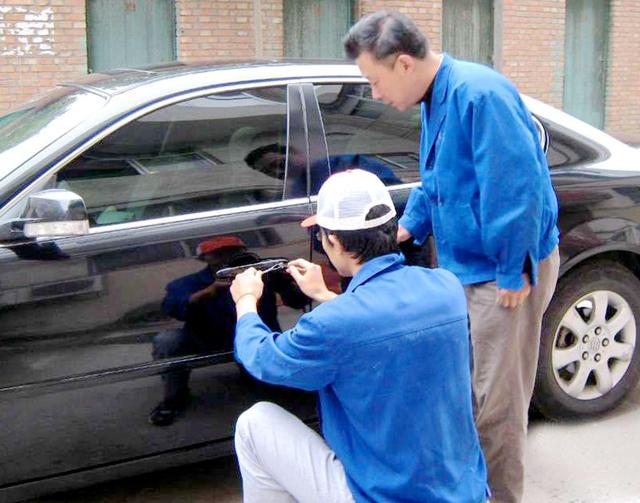 湟中汽车钥匙丢在车里面怎么办?
